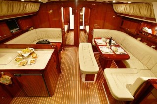 MYTHOS II Salon